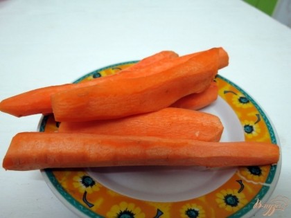 Подготовим морковь, а так как у нас маленькая, возьмём 5 штук.