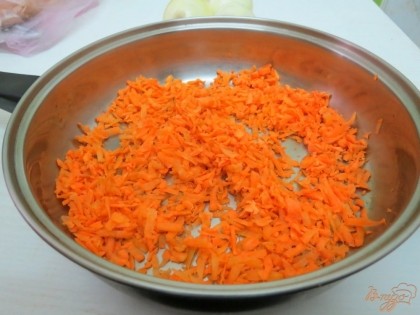Морковь чистим, моем и натираем на тёрке с крупными отверстиями.