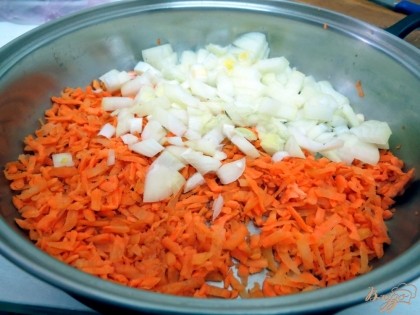 Морковь и лук отправляем на сковороду с растительным маслом пассероваться.