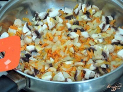 Нарезанные шампиньоны добавляем к луку и моркови.