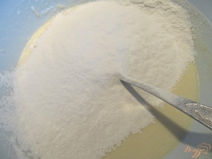 Выливаем кефир с маслом и яйцом в опару, добавляем муку и соль.