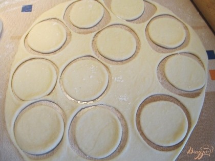 Пирог можно делать с нижним коржом и без. Если у вас сковорода обычного диаметра (26 см), то можно делать с нижним коржом, теста как раз хватает. Итак, делим тесто на 4 части, раскатываем пласт толщиной 0,5 мм. Вырезаем кружки.