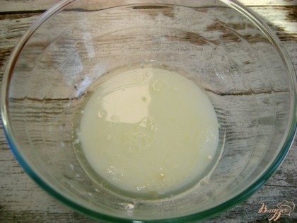 В миске соедините воду, молоко и рафинированное растительное масло.