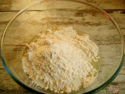 Соедините содержимое обеих мисок, всыпьте щепотку соли. Замесите тесто. Можно смазывать руки маслом и подсыпать немного муки, чтобы тесто не липло.