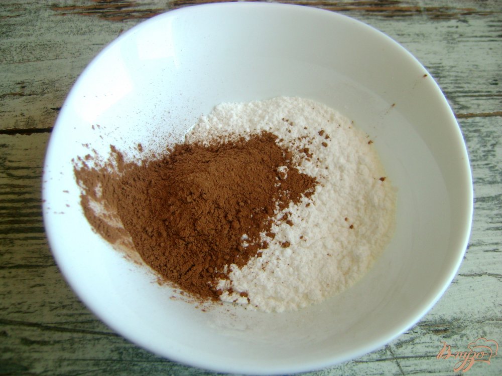 В миске смешайте сахарную пудру и какао-порошок.