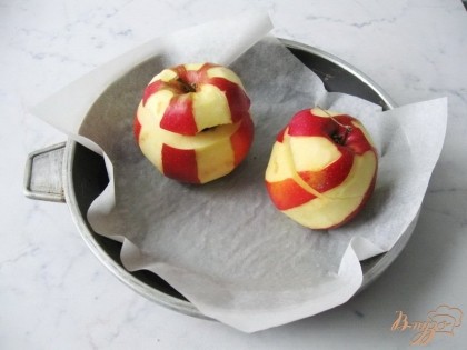Накрываем крышечкой из верхушки и помещаем яблоки на противень или в сковороду, предварительно подстелив бумагу для выпечки. Ставим в духовку и запекаем 25 минут при температуре 180 градусов.