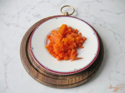 Так же режем отваренную и очищенную морковь.