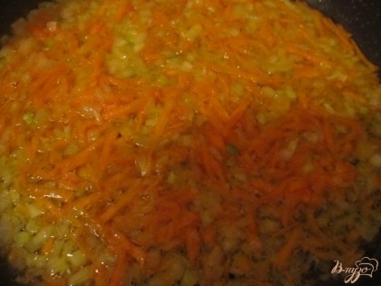 Добавляем морковь и обжариваем до золотистого цвета.
