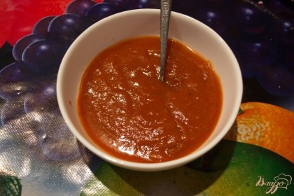 Переложите томатный соус в миску.