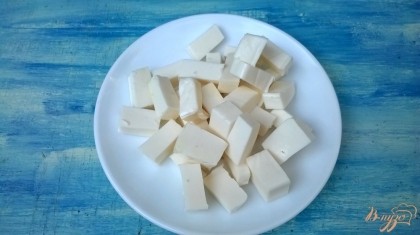 Плавленый сыр нарезать кубиками.