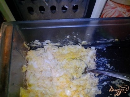 Отварное яйцо и твёрдый сыр натереть на тёрке среднего размера. Добавить измельчённый чеснок и заправить майонезом.