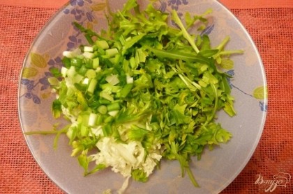 Порежем зелень(зеленый лук,петрушку) к салату.