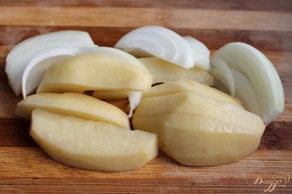 Картофель и репчатый лук чистим и режем крупно.