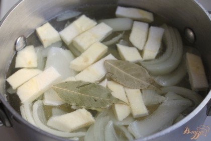 Овощи высыпаем в кастрюлю с водой, добавляем соль и лавровый лист.  Варим под крышкой 20-25 минут.