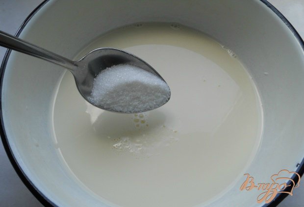500 мл молока влить в небольшую кастрюльку, добавить сахар, перемешать и поставить на небольшой огонь.