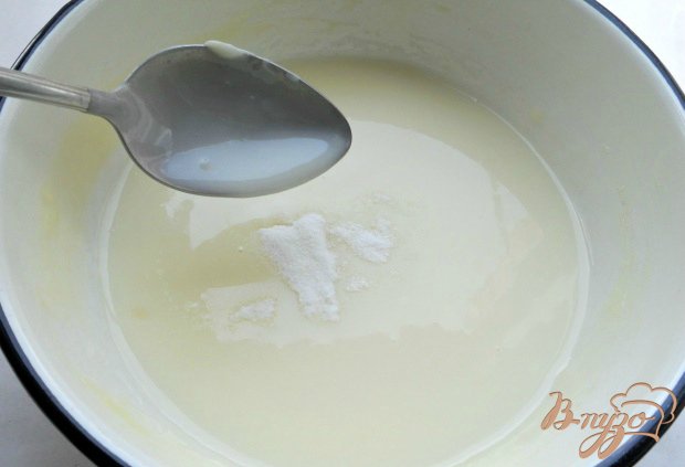 После того, как молоко с сахаром закипит, добавить крахмал. Постоянно помешивая молоко кипятить еще 3-4 минуты. Должен получиться жидкий молочный кисель. Всыпать ванильный сахар.