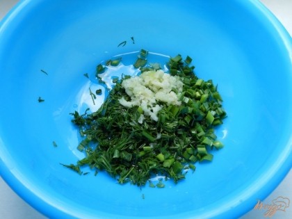 В небольшой глубокой посуде смешать оливковое масло, измельченный укроп и пропущенный через пресс чеснок.