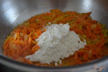 В кастрюле на оливковом масле обжарить в течении 5-7 минут луковицу и морковь.Всыпать муку, размешать и залить горячим бульоном.