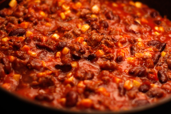 Добавьте томатное пюре, специи, перемешайте и посолите. Готовьте еще 5 минут, чтобы жидкость немного испарилась.