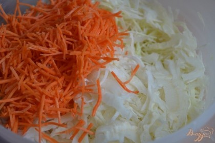 Добавить соломку из моркови. Хорошо помять рукой и посолить по вкусу.