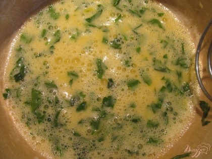 Из яиц готовим омлет. Можно сразу взбить все яйца и выливать на сковороду по 1/3 или взбивать по 2 яйца. Итак, взбиваем яйца, оставляем немного, чтобы смазать пирог перед выпечкой. Добавляем зелень, соль и перец. Жарим омлет по растительном масле на сковороде меньшего диаметра чем та, в которой будет выпекать. Жарим под крышкой 2-3 минуты.