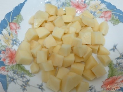 Картофель чистим, моем, нарезаем кубиками и отправляем в бульон, доводим до кипения и варим.
