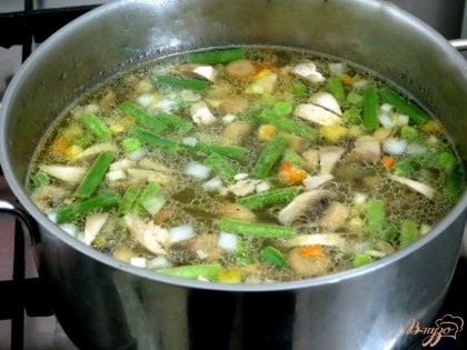 Отправляем в суп. А также в суп отправляем спаржевую фасоль и набор замороженных овощей не размораживая.