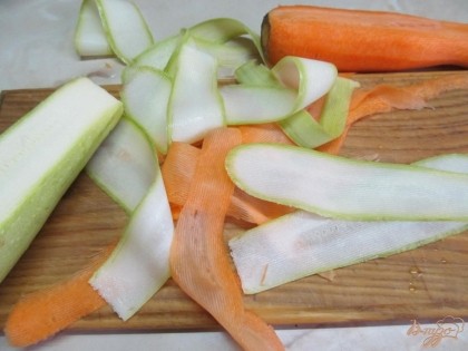 Нарезать овощи произвольно.
