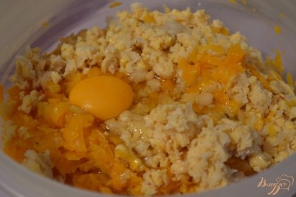 Размятый горох выложить в миску с тушеной тыквой, выбить 1 яйцо.Перемешать.