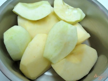 Яблоки разрезать на 4 части, очистить от кожуры.