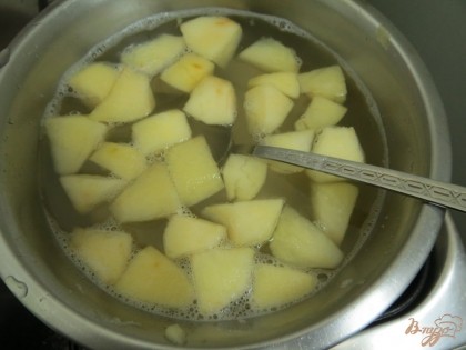 Выкладываем яблоки в кастрюлю, заливаем кипятком, добавляем сахар и лимонную кислоту.