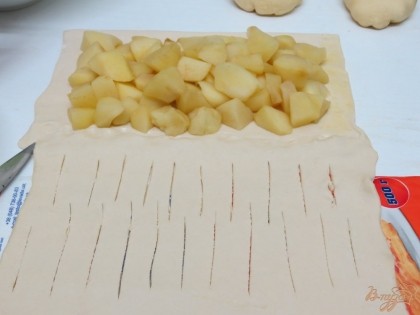 На одном из прямоугольников делаем разрезы. А на второй прямоугольник выкладываем яблоки.