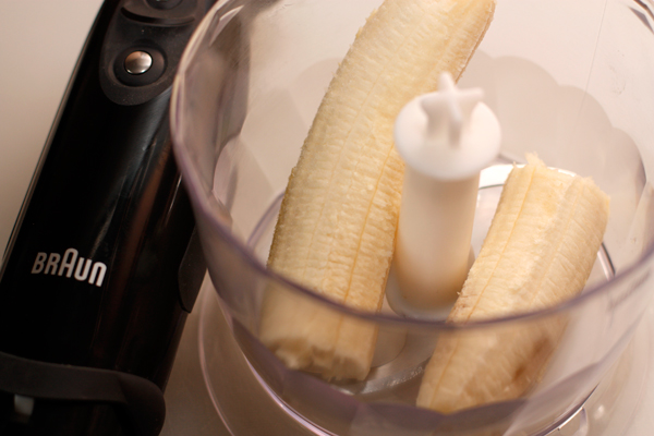 С помощью блендера превратите банан в пюре.