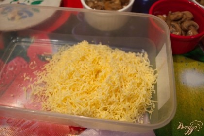 На мелкой терке натрите твердый сыр.