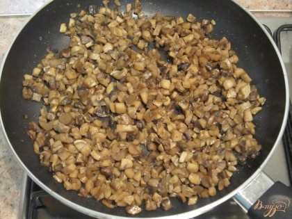 Нарезать грибы, потушить на сковороде, добавив немного воды. Когда испарится вода, добавить 1 ст. л. растительного масла, посолить, поперчить и немного протушить еще.