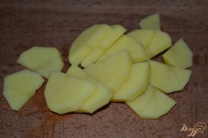 Картофель нарезать пластинами не очень тонко.
