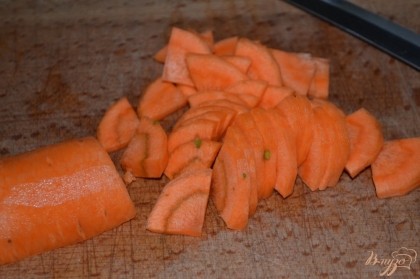 Морковь нарезать чуть тоньше.