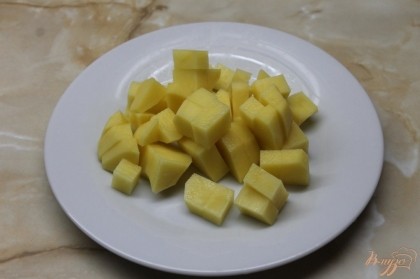 Картофель нарезаем средним кубиком и варим в воде.