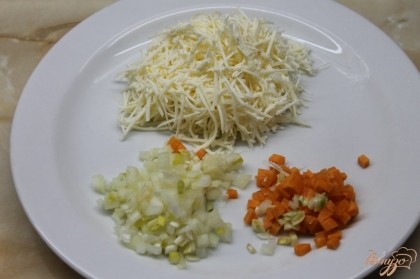 Сыр натираем на мелкую терку, лук и морковь мелким кубиком.