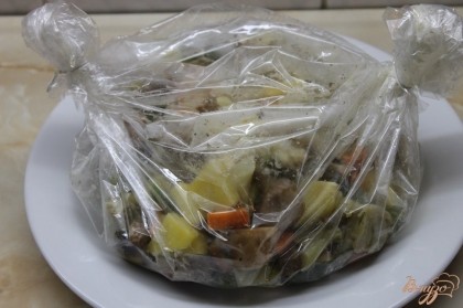 Соединяем овощи с маринованным мясом и отправляем в духовку в рукаве для запекания. Готовиться курица 45 минут.
