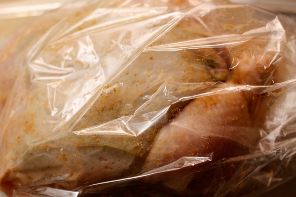 Смажьте курицу тонким слоем горчицы и посолите. Положите в пакет для запекания и запекайте в духовке при 180-190 градусах чуть больше часа. <br>  Точное время запекания зависит от размера курицы, на 500 г курицы отводится 20 минут плюс 20 минут сверху на весь объем.