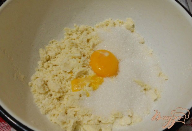 В муку добавить холодное масло или маргарин. Перетереть руками масло с мукой в крошку. Добавить яйцо, соль, сахар и ванильный сахар.