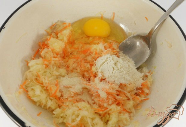 Морковь почистить, помыть и натереть на мелкую терку. Переложить морковь к капусте, добавить манную крупу, просеянную муку и яйцо.