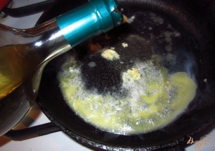 На сковороду положите сливочное масло, добавьте соль, сахар, выдавленный чеснок чеснок, воду, вино. Все перемешайте и протомите на медленном огне минуты две.