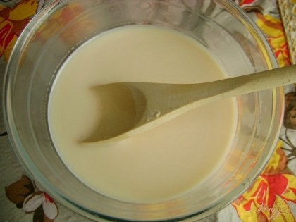 Для приготовления дрожжевого теста соедините дрожжи с теплым молоком и половиной ложки сахара.