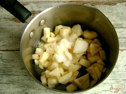 Приготовьте начинку. Яблоки очистите от кожуры, порежьте кубиками. Сложите в кастрюлю или черпак, добавьте сахар и немного воды. Потушите яблоки под закрытой крышкой, пока они не станут мягкими.