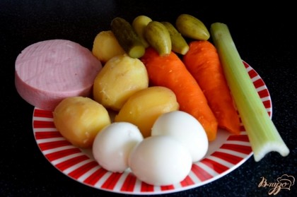 Приготовить все продукты. Картофель и морковь отварить, остудить и очистить от кожуры. Так же отварить яйца и почистить. Сельдерей хорошо помыть.