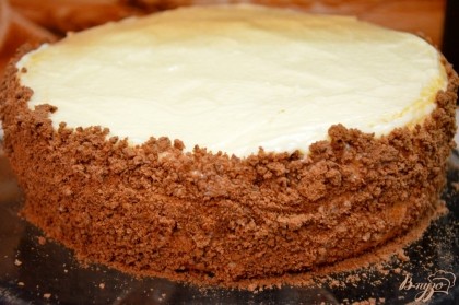 Бока торта обсыпать шоколадной бисквитной крошкой (можно использовать пряники).