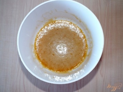 Вылить яичную смесь в медовую.