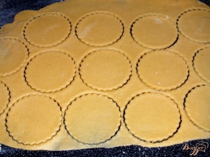 Раскатать тесто в тонкий пласт и вырезать формочкой круги.